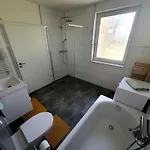 アパート Geraeumige, Moderne Mit Pkw- Und Fahrradstellplatz - Nordland シュヴェリーン