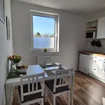 Geraeumige, Moderne Mit Pkw- Und Fahrradstellplatz - Nordland Apartamento
