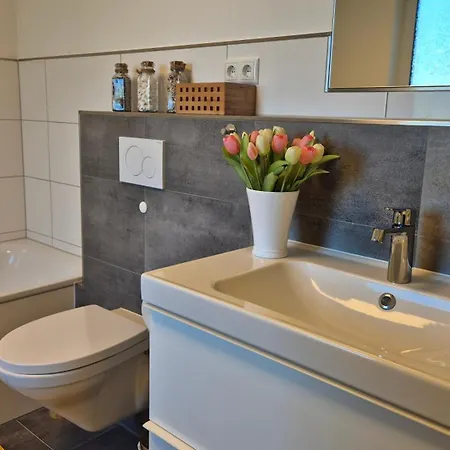 Geräumige, Moderne Mit Pkw- Und Fahrradstellplatz - Nordland Apartment Schwerin (Mecklenburg-Vorpommern)